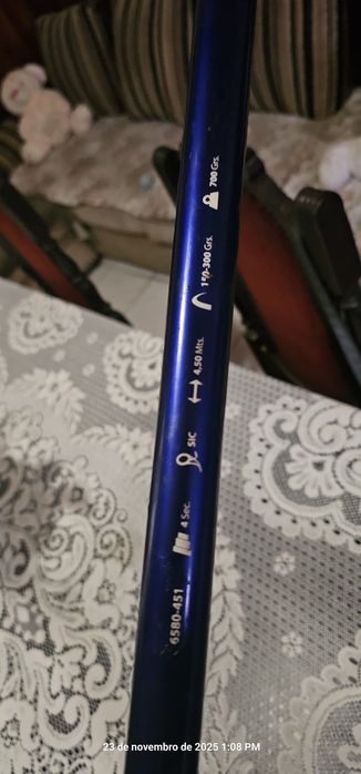 2 canas de pesca e um carreto