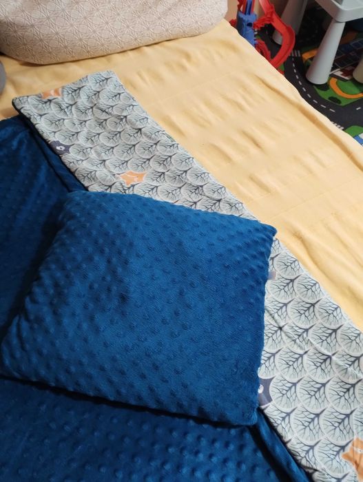 Na chłodniejsze dni kocyk z podusią do łóżeczka