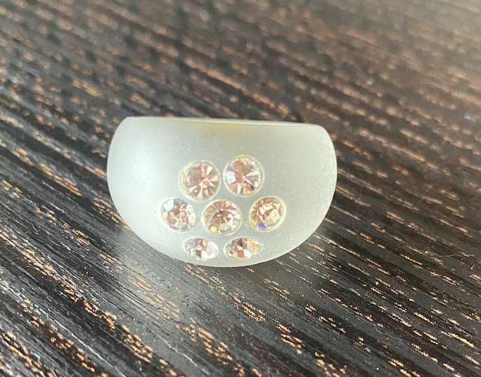 Piękny przezroczysty pierścionek z kryształkami w formie kwiatu unikat