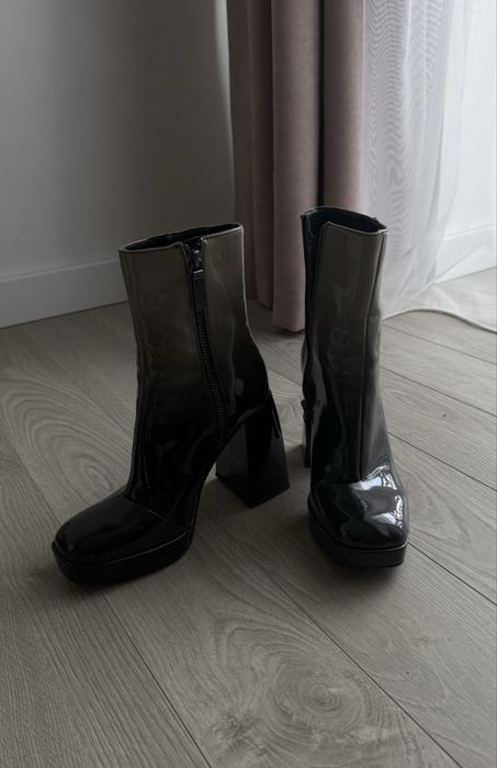 Ботінки на каблуку лакові