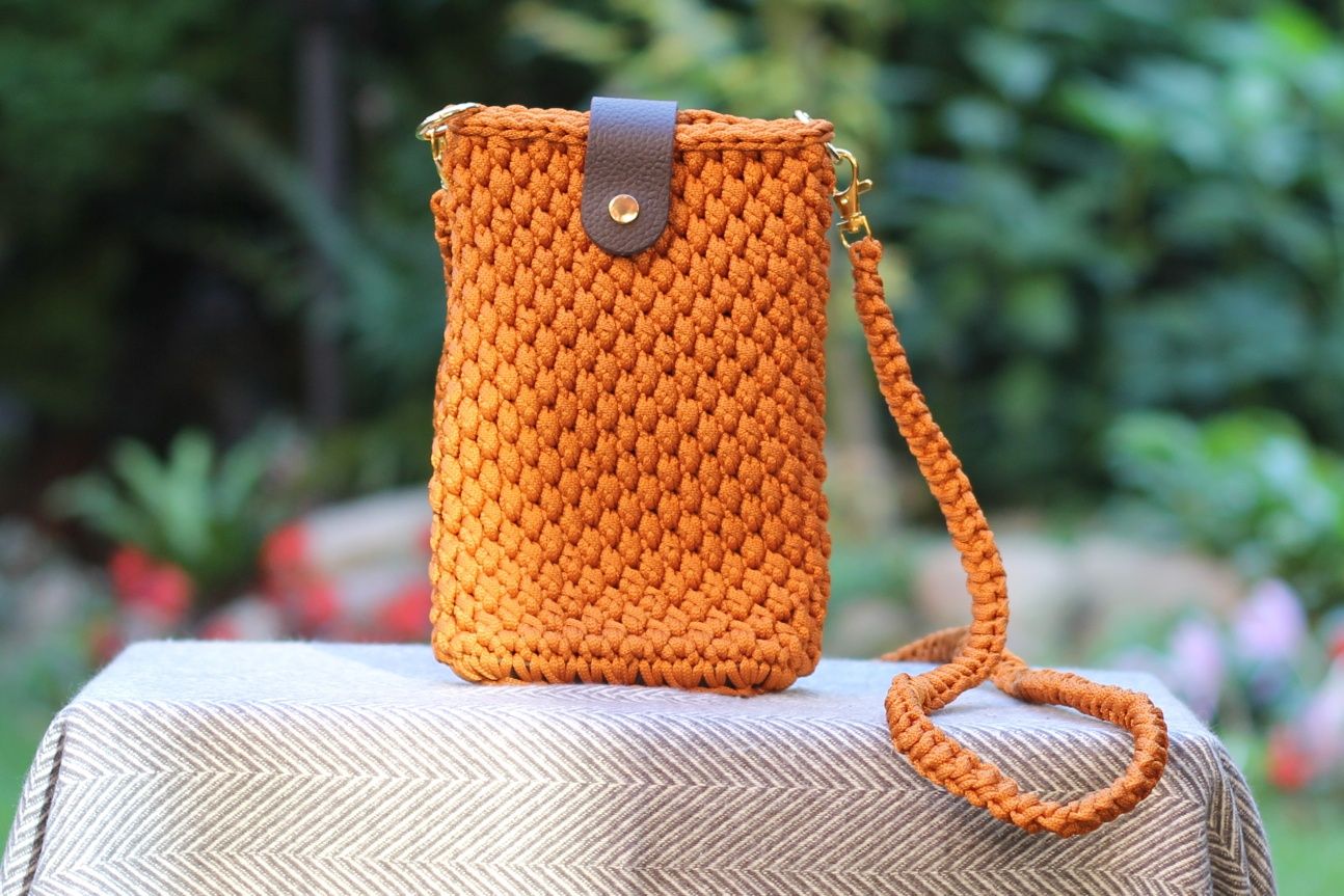 Etui na telefon mini torebka na szydełku handmade karmel brąz skóra
