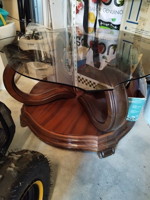 Mesa pequena em madeira com tampo de vidro