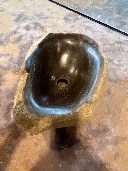 Умивальник із каменю