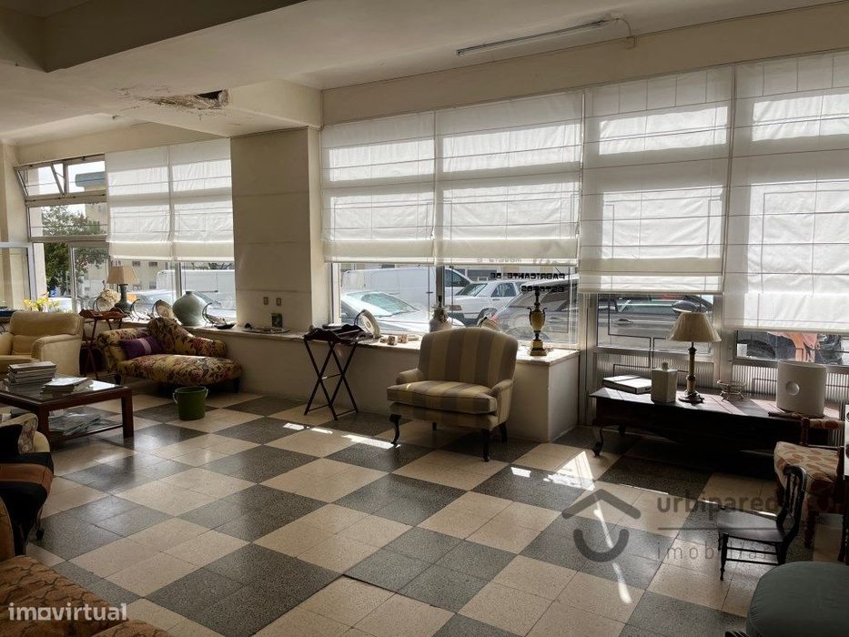 Loja em Oeiras com 400m2, com dois pisos, disponível.