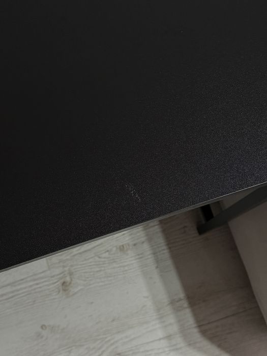 Czarne, metalowe biurko