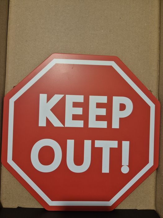 Znak na ścianę keep out obraz do pokoju metalowy ozdoba