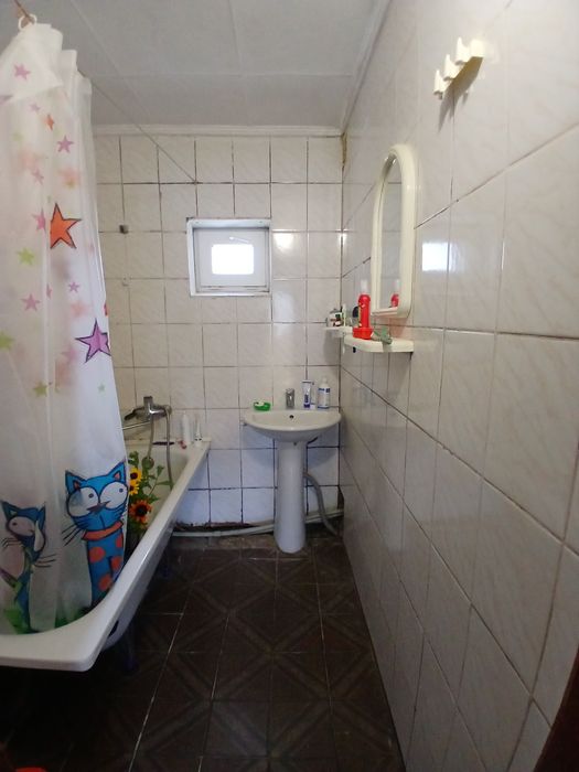 Продам Цілий Будинок на 3 сотках землі, є гараж.