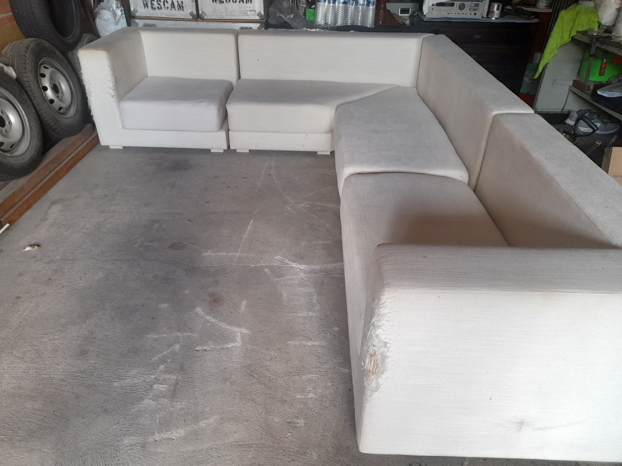 Sofa com pequenas defeitos