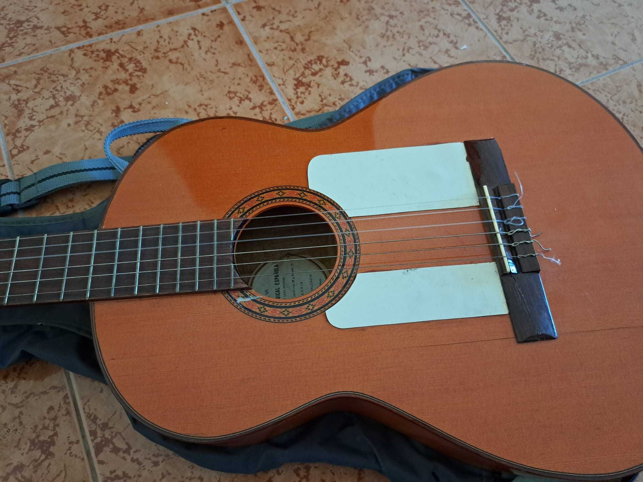 Viola Espanhola com quase 50 anos