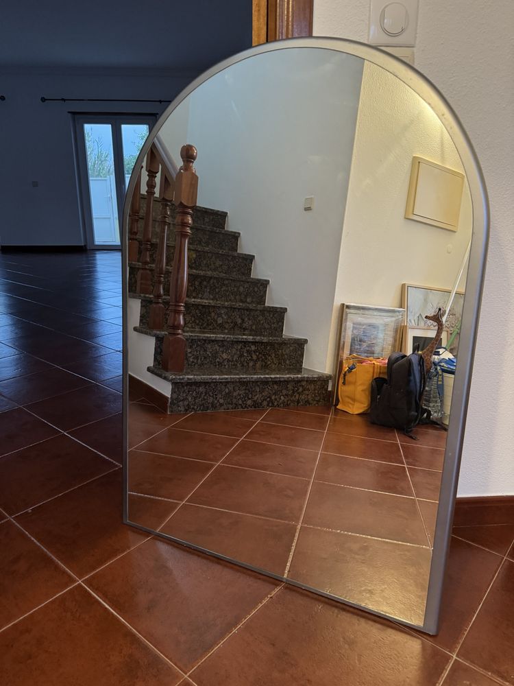 Espelho com rebordo em madeira