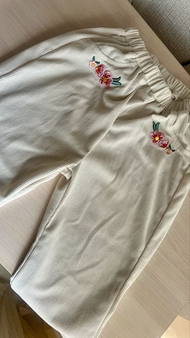 костюм бежевий для дівчинки 110, вельветовий костюм, штани кльош