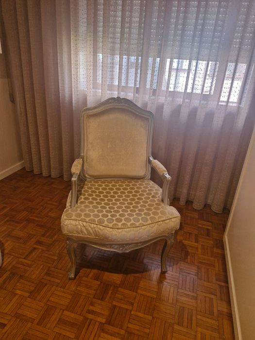 Cadeirão Clássico Estufado em Veludo Bege