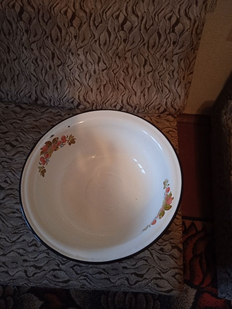 Продам миску эмалированую