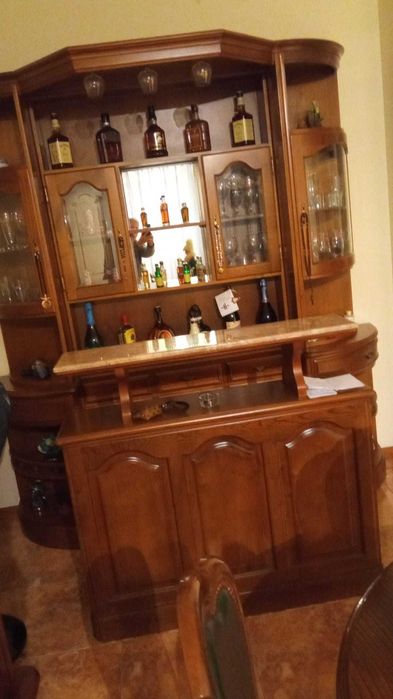 Bar/ cristaleira em madeira