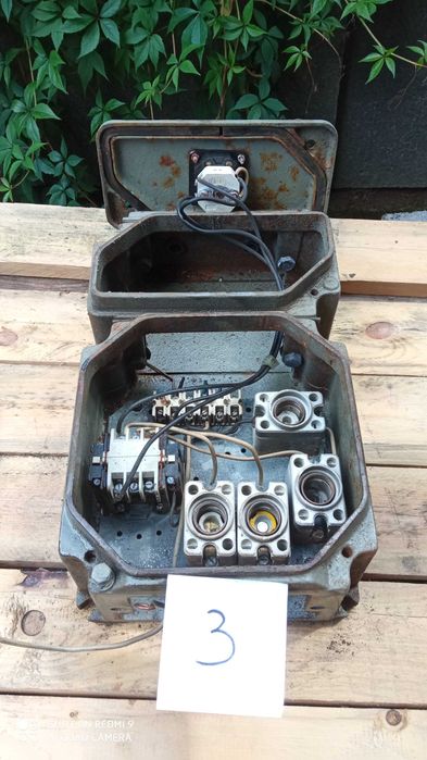 Stare skrzynki rozdzielni elektrycznej.