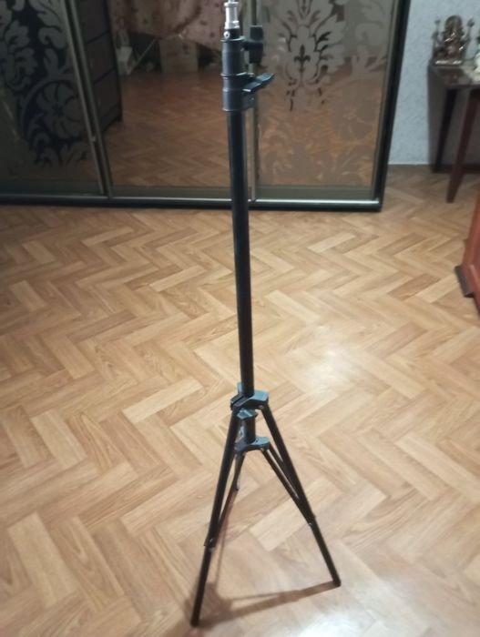Штатив для фотографування.