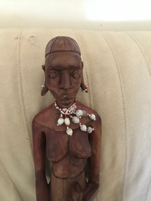 Escultura feminina em madeira africana