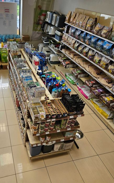 Regały sklepowe. Metalowe regały do sklepu gondole i przyscienne