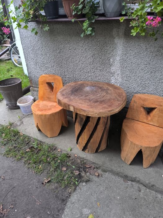 Mały drewniany stolik z dwoma krzesełkami.