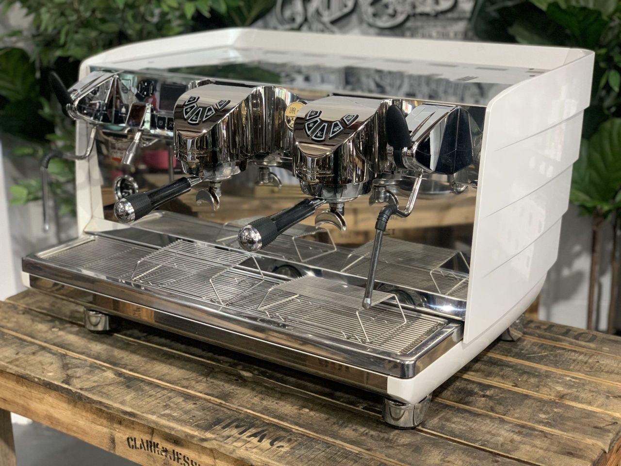 Професійна кавомашина Victoria arduino white eagle T3 2 group