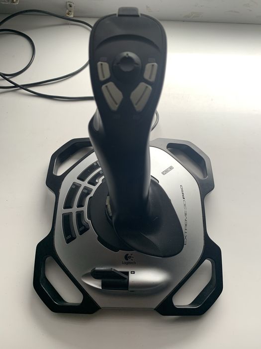 Игровой джойстик Logitech Extreme 3D Pro.