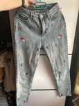 Jeansowe spodnie w kwiaty haft trendyol 36