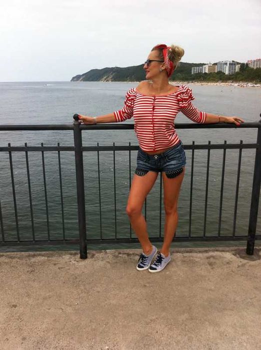 h&m sweter bufki falbanki marynarki rozpinany odkryte ramiona w paski