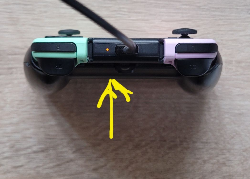 Uchwyt grip z funkcją ładowania firmy Nintendo