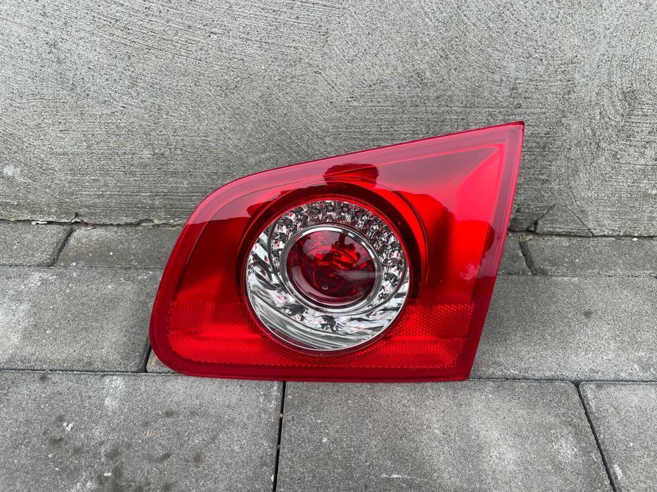 LAMPA TYLNA PRAWA W KLAPĘ VW PASSAT B6 KOMBI  2005-2011 - NOWA AL