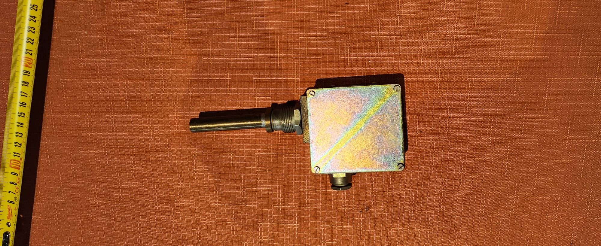 Elektryczne regulatory dwustanowe temperatury ERT-01-