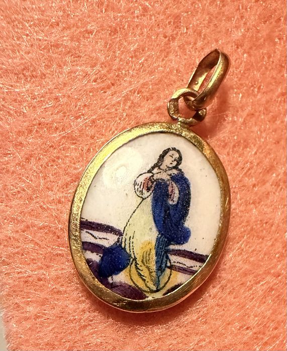 Medalha em esmalte com aro em ouro