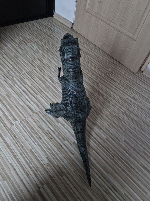 Duży dinozaur ryczący