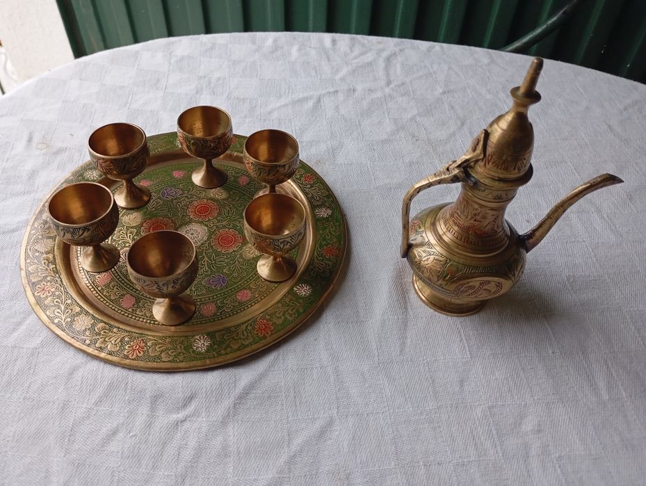Bandeja, cálices e bule em latão