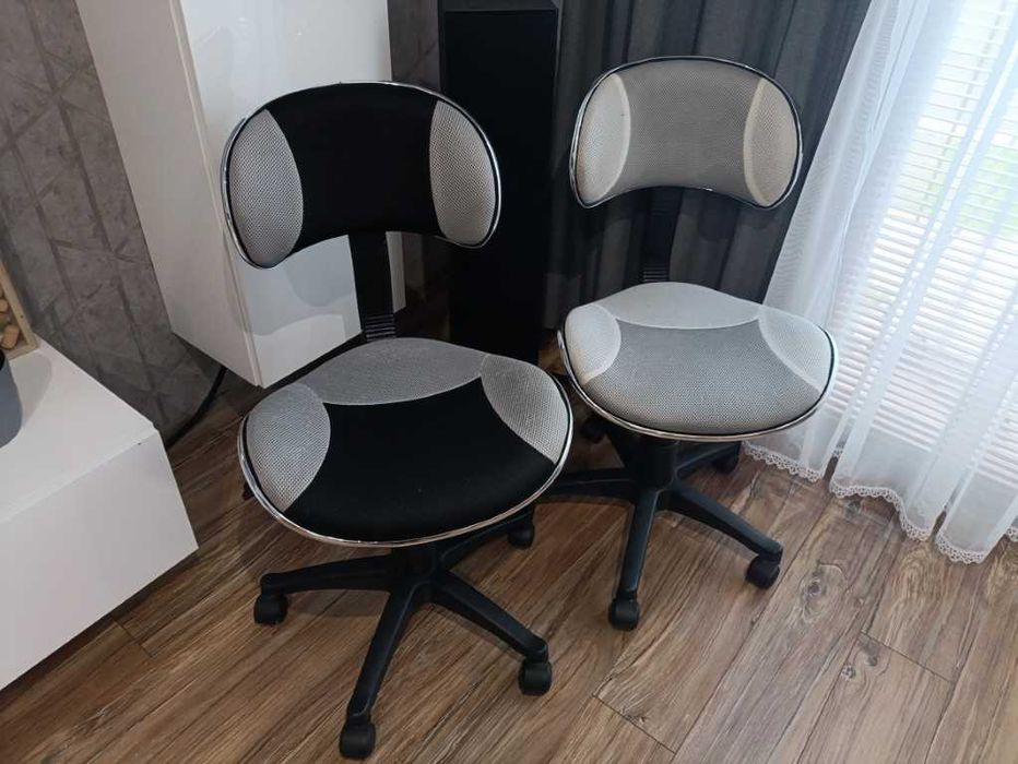 Dwa krzesła dziecięce