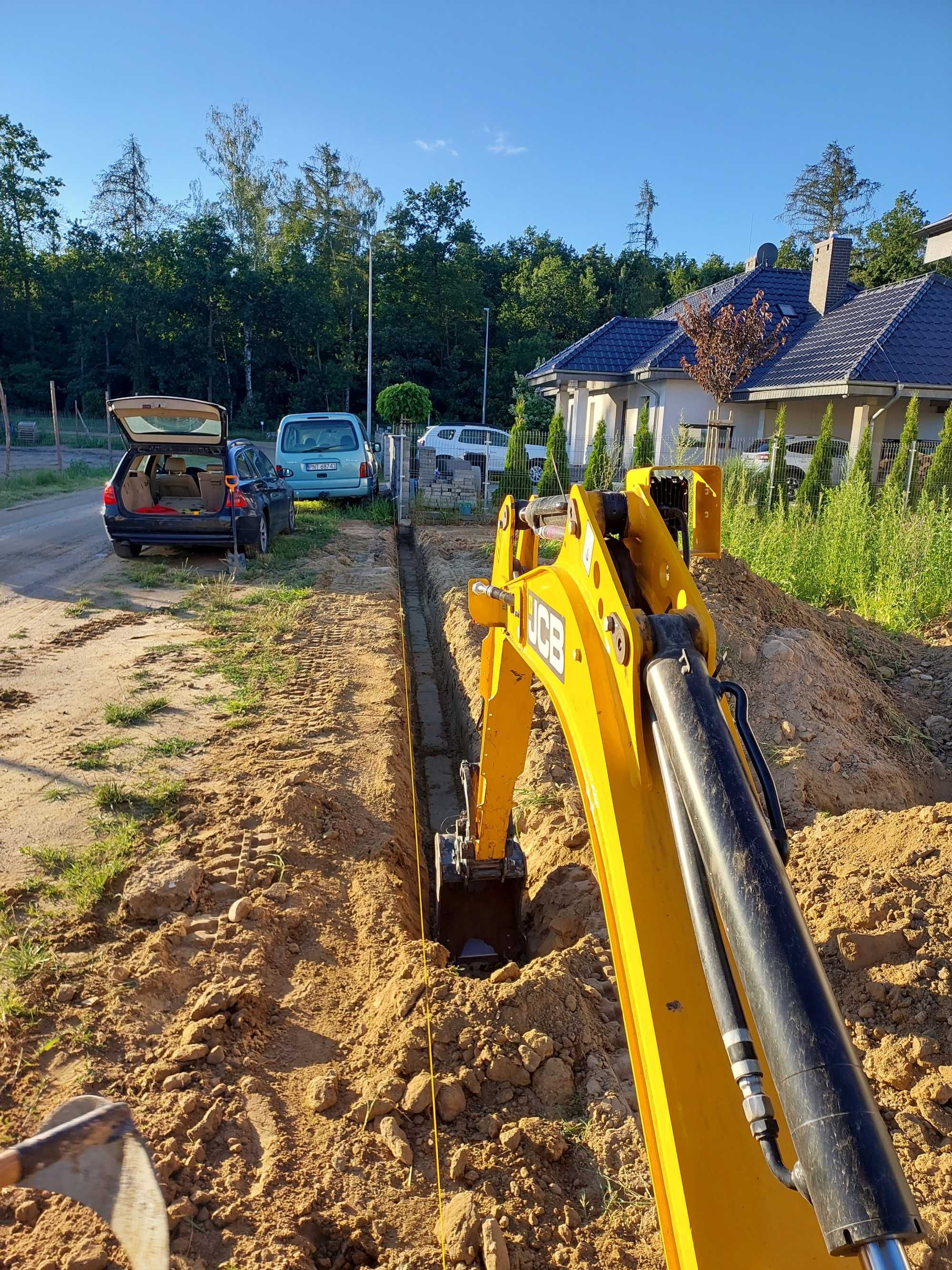 Kompleksowe usługi mini-koparka. Koparka gąsienicowa.