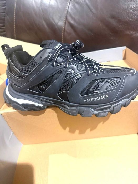 Ténis Balenciaga Runner, tamanho 10,5, disponível em várias cores.