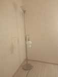 Lampa podłogowa.