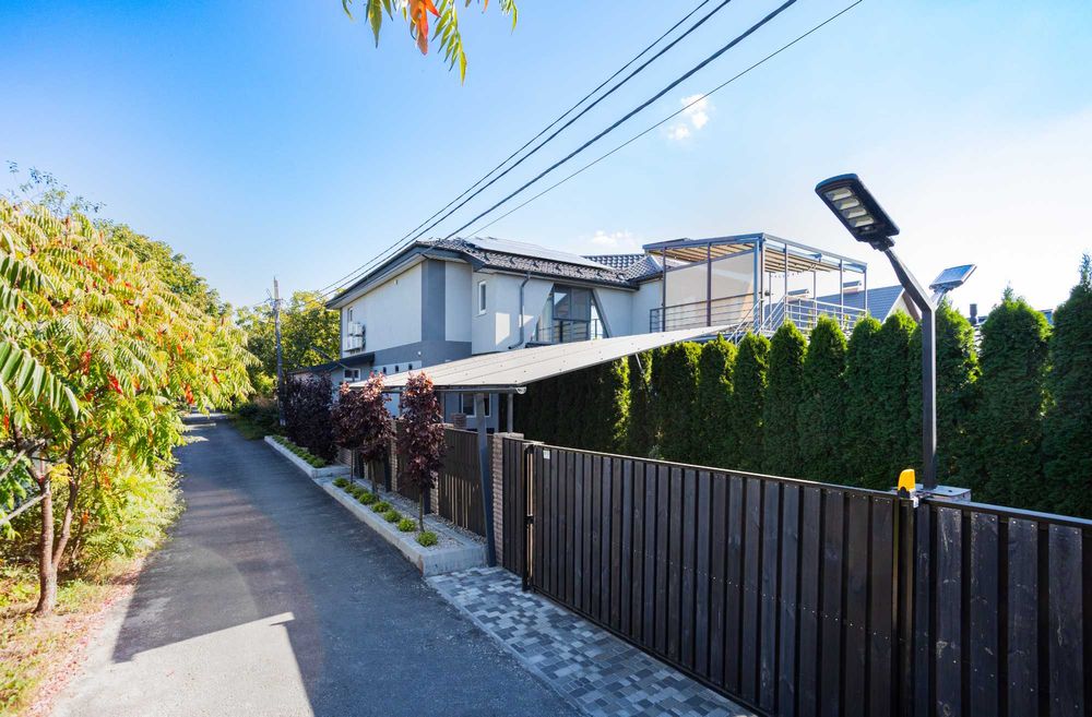 Продажа комплекса: два энергоэффективных дома 280 м² + 120 м² Осокорки