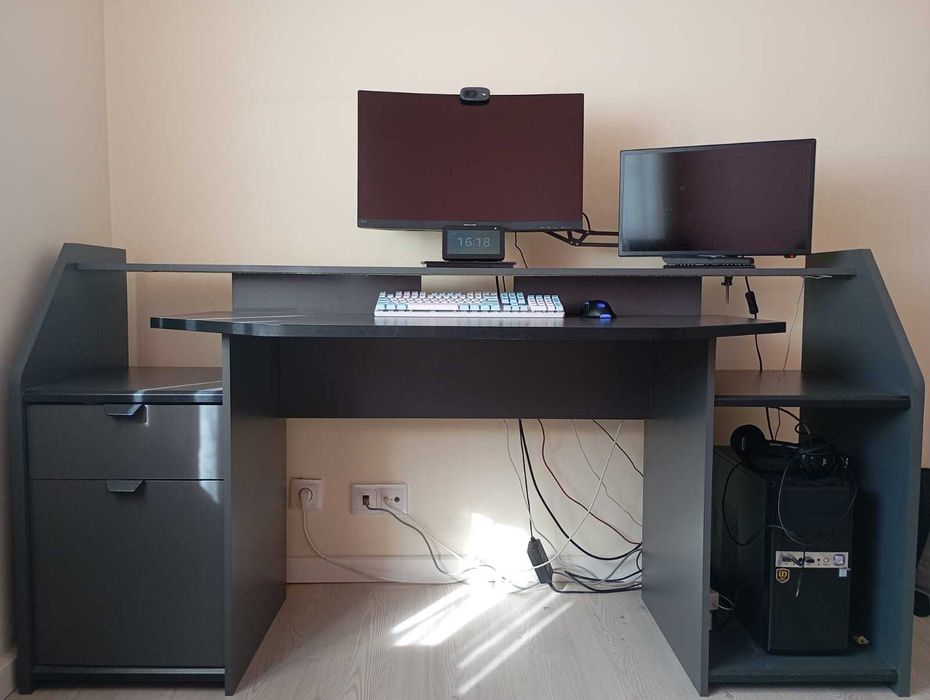 Mesa de escritório para vários monitores e PC