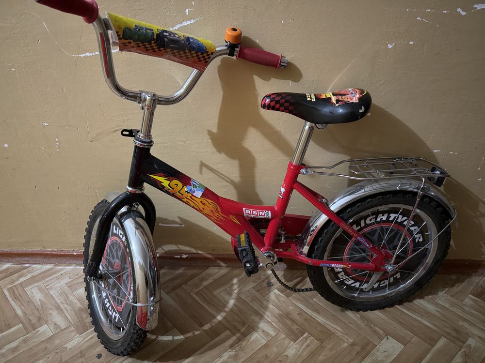 Залишився червоний!велосипед двоколісний, на вік десь 5-7 років