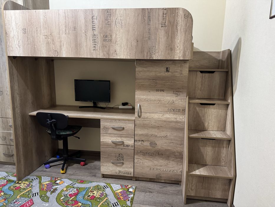 Продам дитяче ліжко + стіл ( комплект) матрац в подарунок