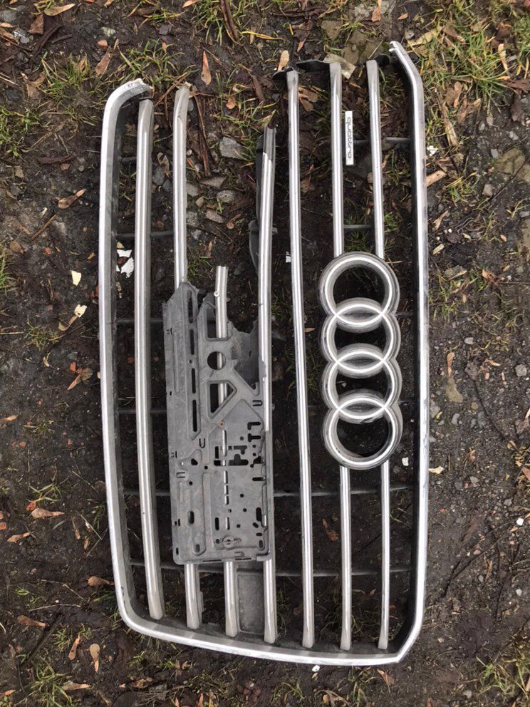 Решітка на Audi a8 оригінал б/у