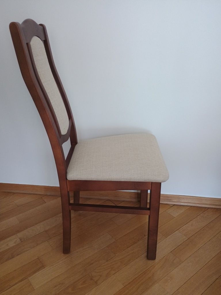 Cztery Eleganckie Krzesła