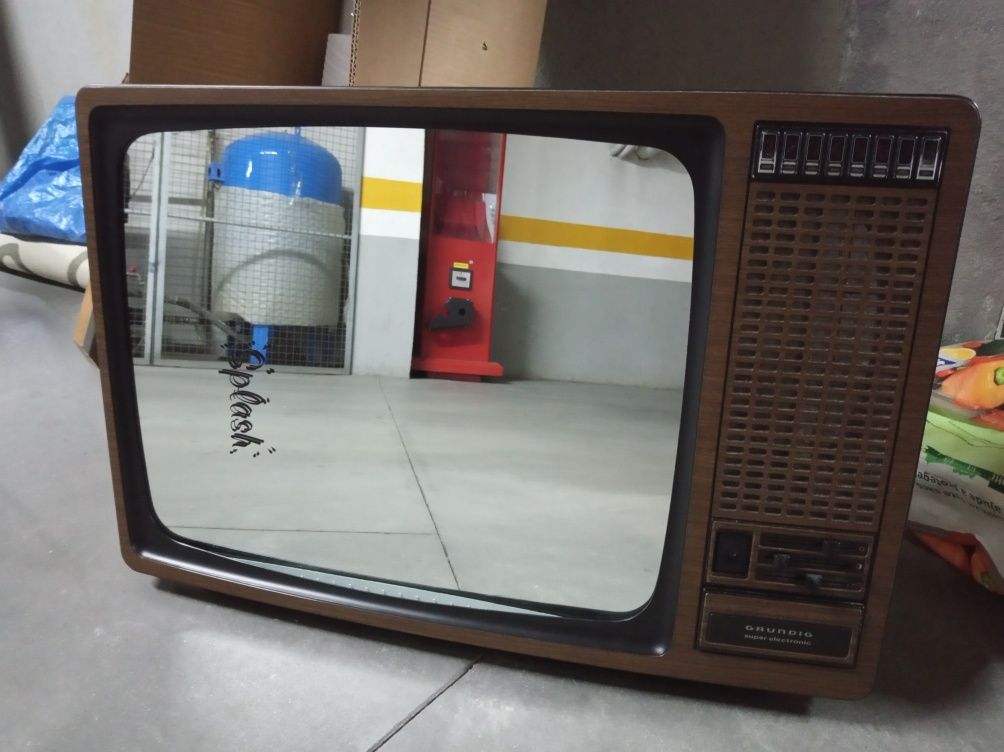 Espelho com moldura TV antiga e luz led