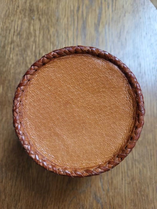 Okrągłe pudełko (puzderko) skórzane - nowe