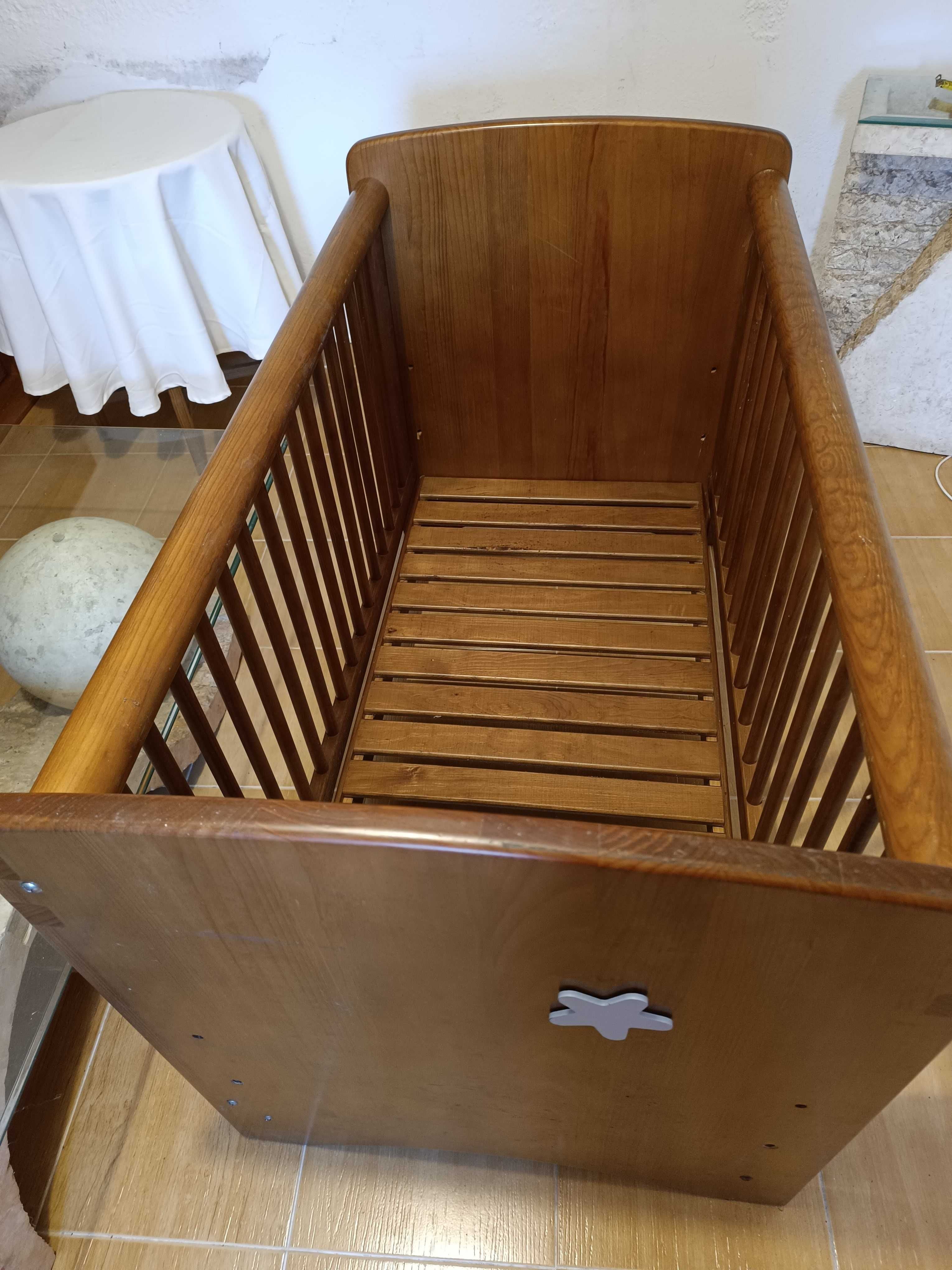 Berço de cerejeira com colchão ergonómico