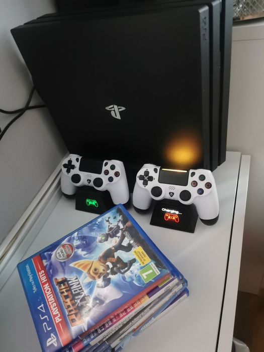 Konsola Ps4 Pro 1TB+kontrolery+gry+stacją ładująca