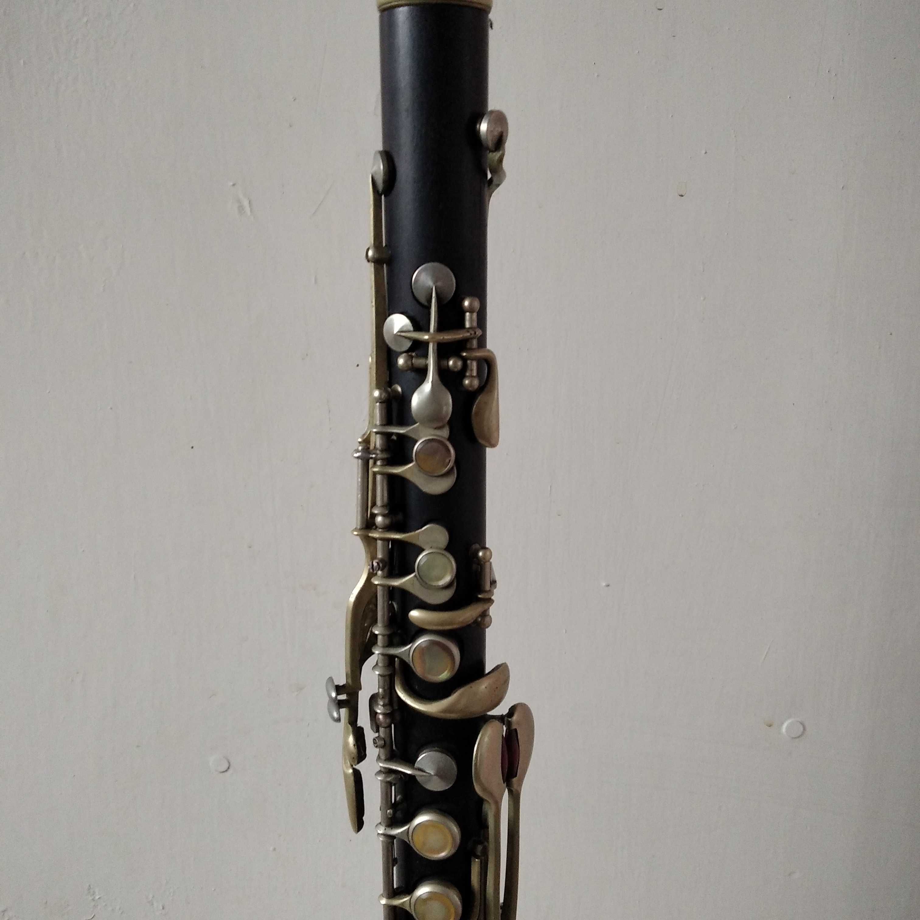 инструмент смешанной т.н. *джаз кларнет * с саксофоновой аппликатурой