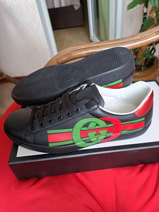 Кроссовки фирменные