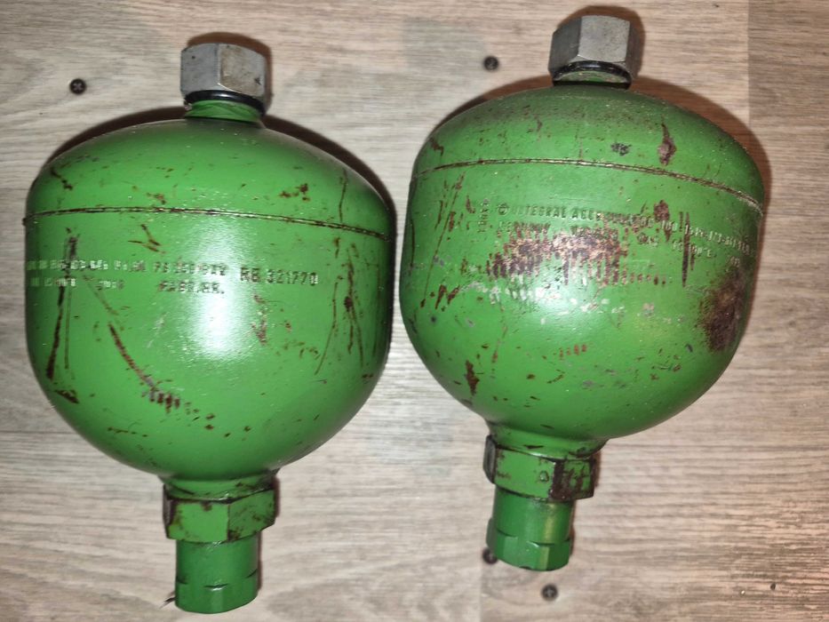 Гідроакумулятор RE321770 на John Deere